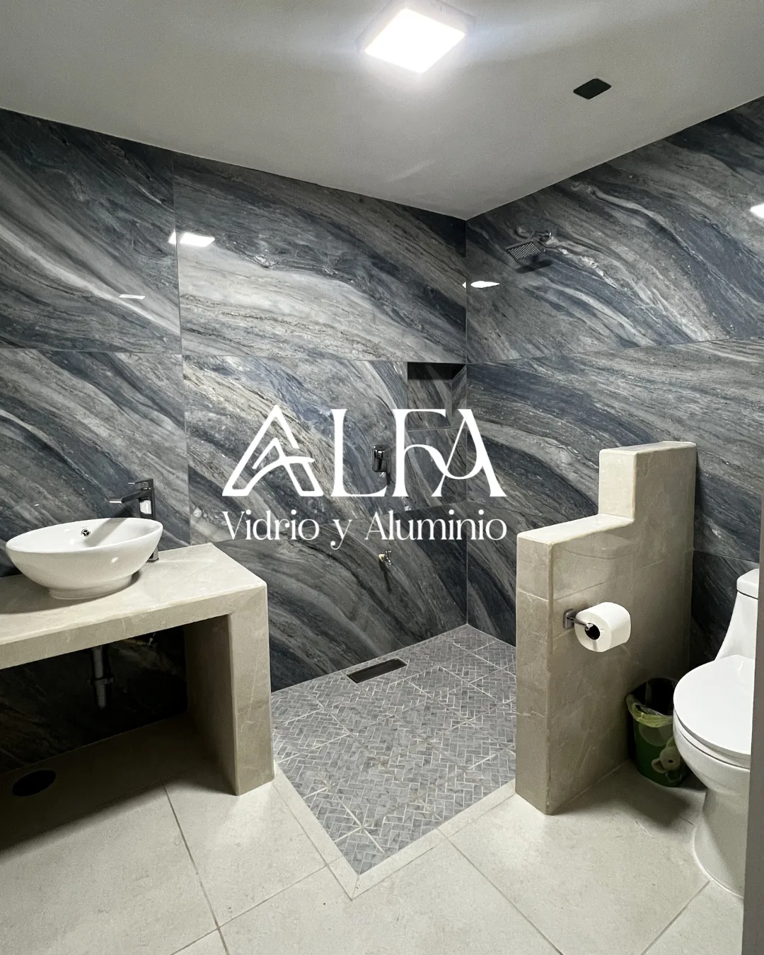 Baño de mármol con regadera